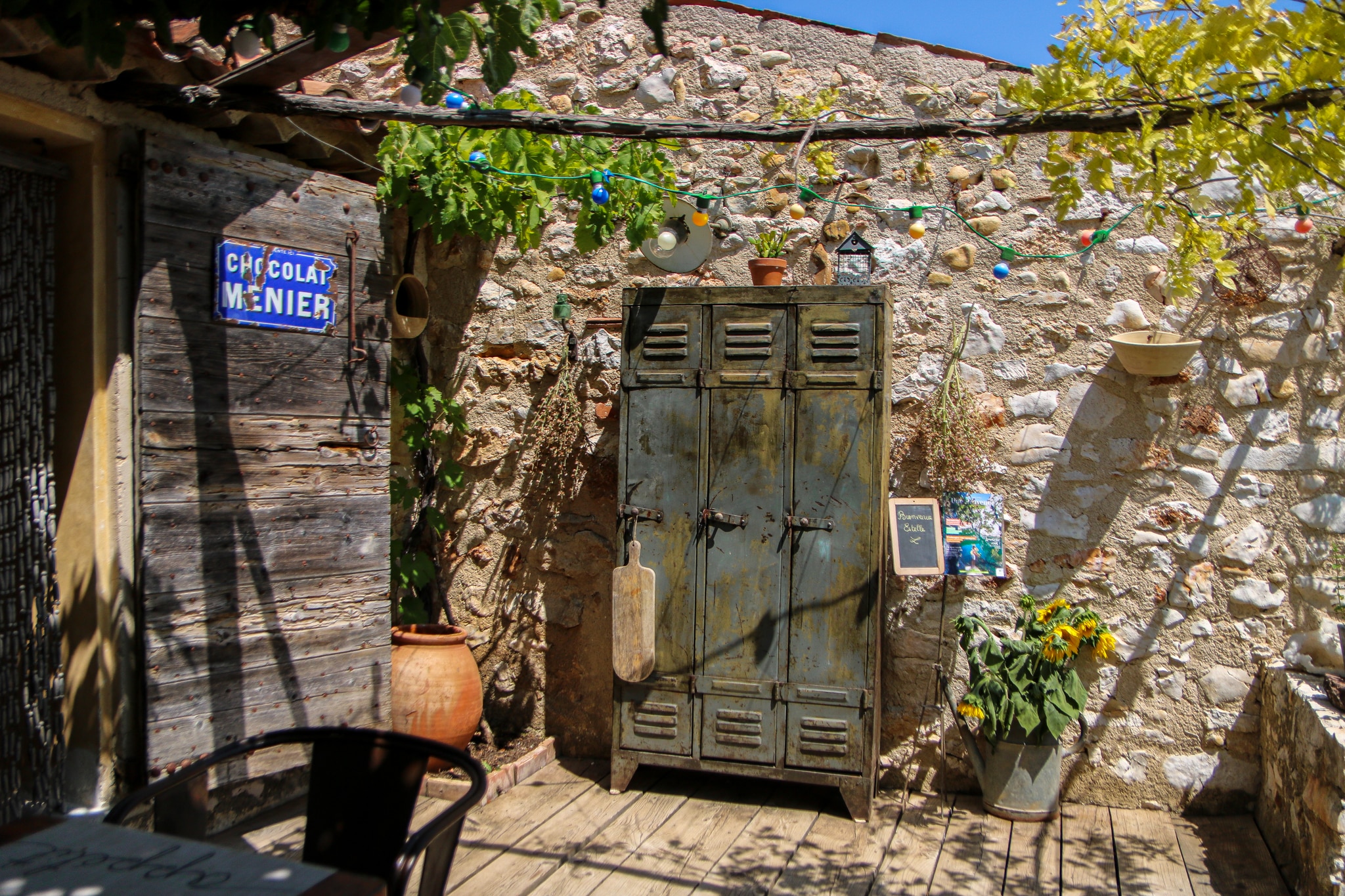 Cour décorée et vieux casier en métal à La Bergerie Nature
