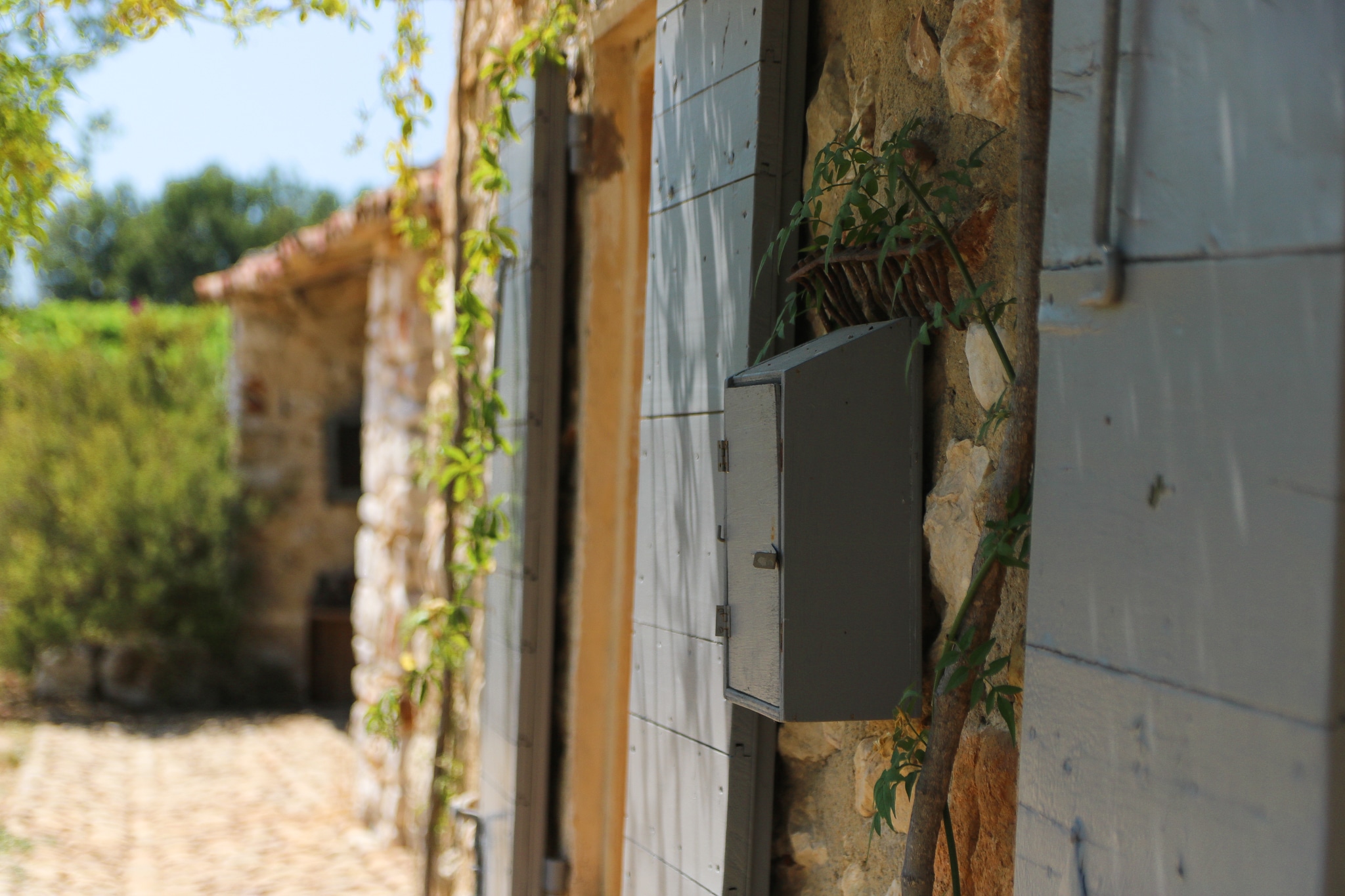 Porte en bois et volets de la dépendance de La Bergerie Nature
