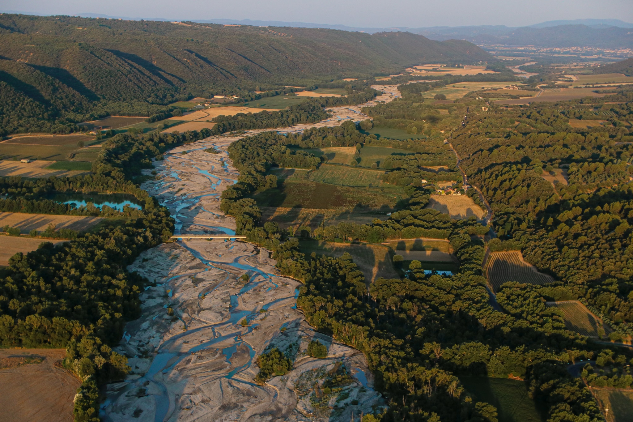 Rivière et plaine vues du ciel en montgolfière au-dessus de Valensole
