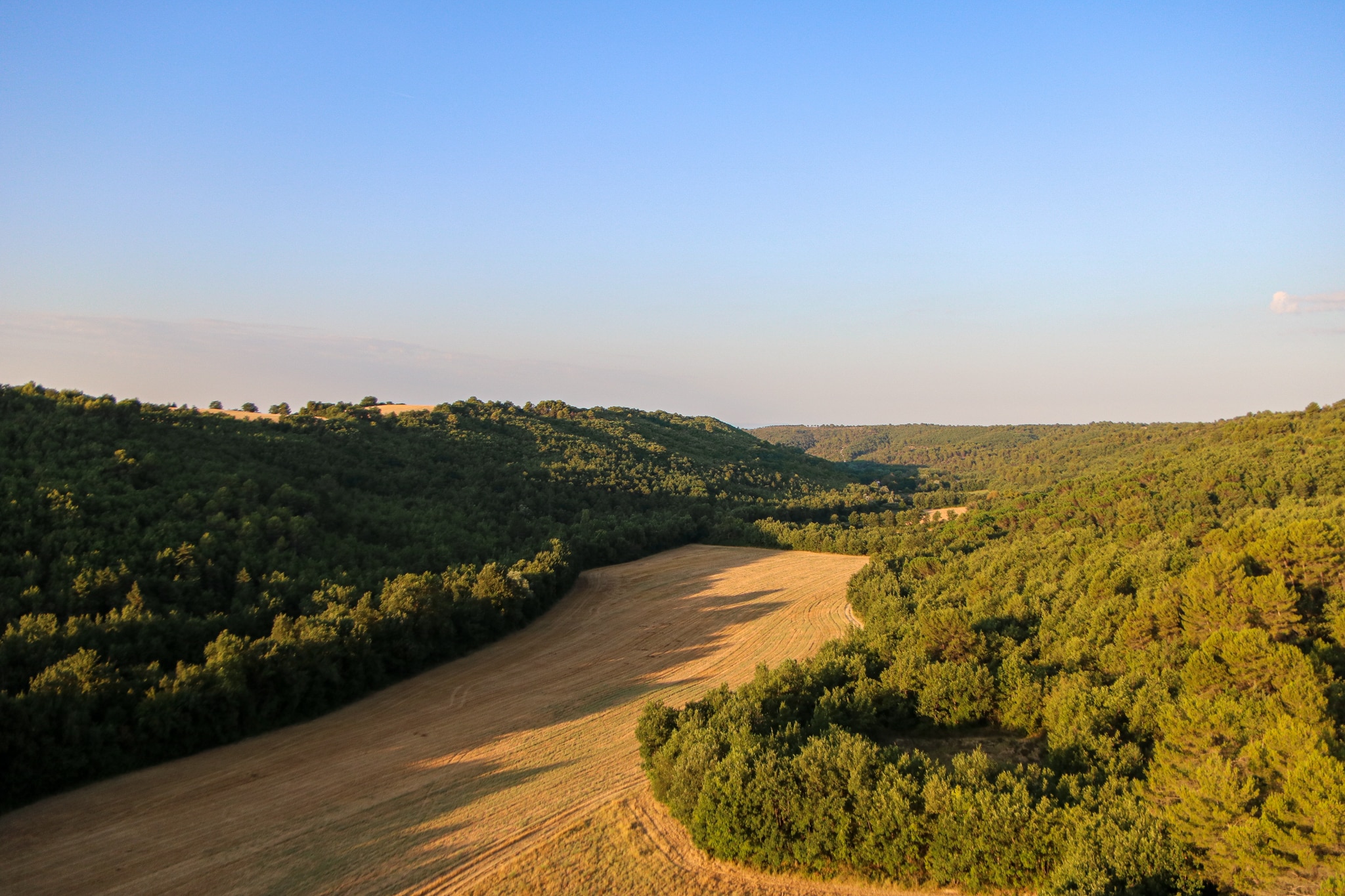 Collines boisées et champs vus en montgolfière