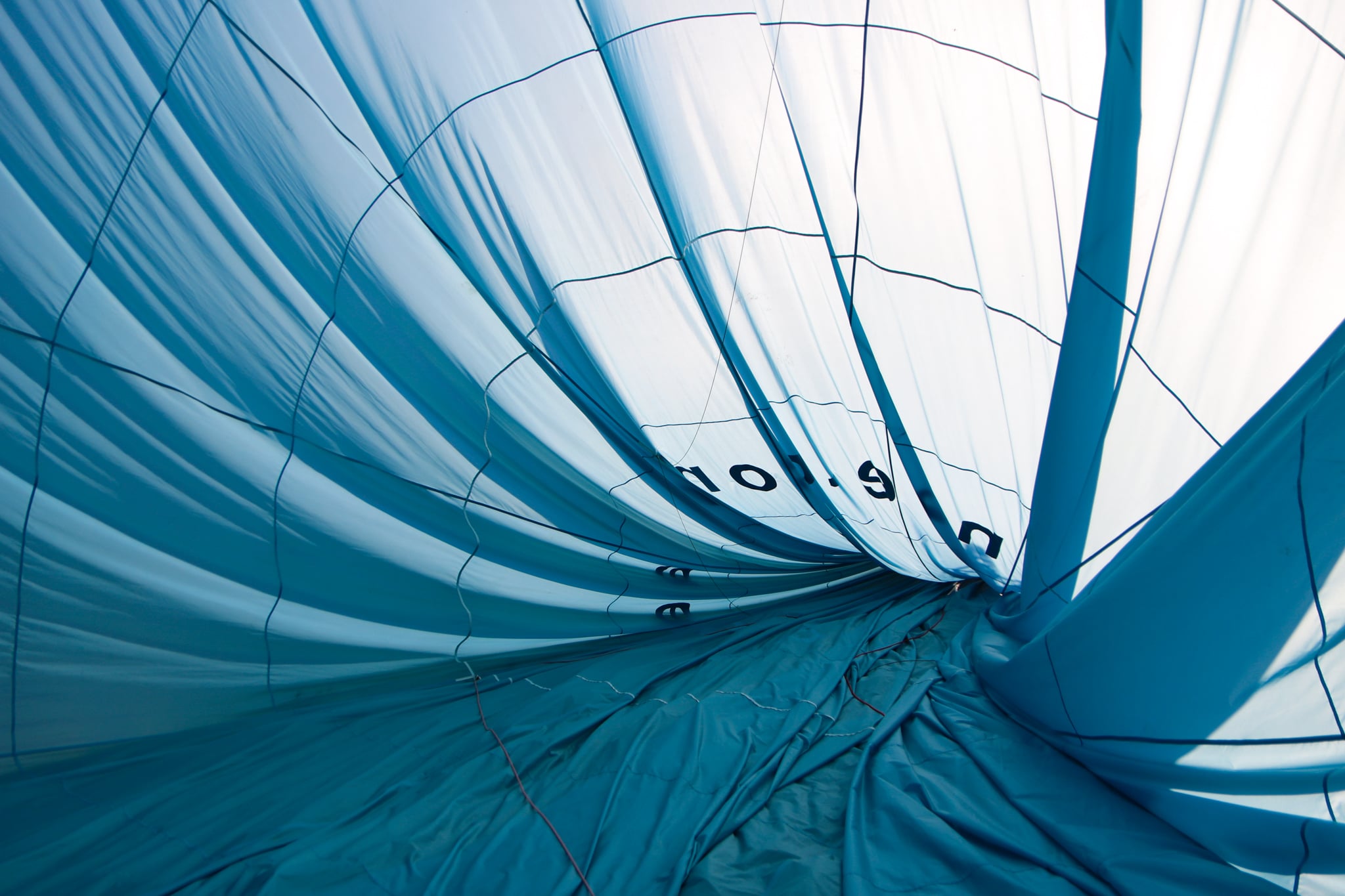 Intérieur de l’enveloppe bleue de la montgolfière