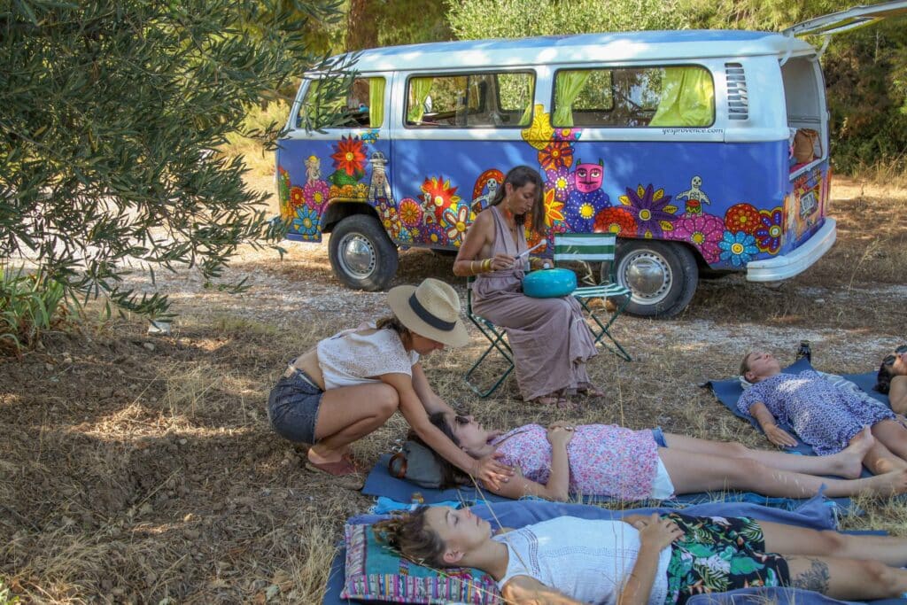 Pause détente sur des plaids à côté du combi Yes Provence