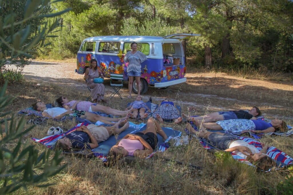 Relaxation allongées dans l’herbe près du combi Yes Provence
