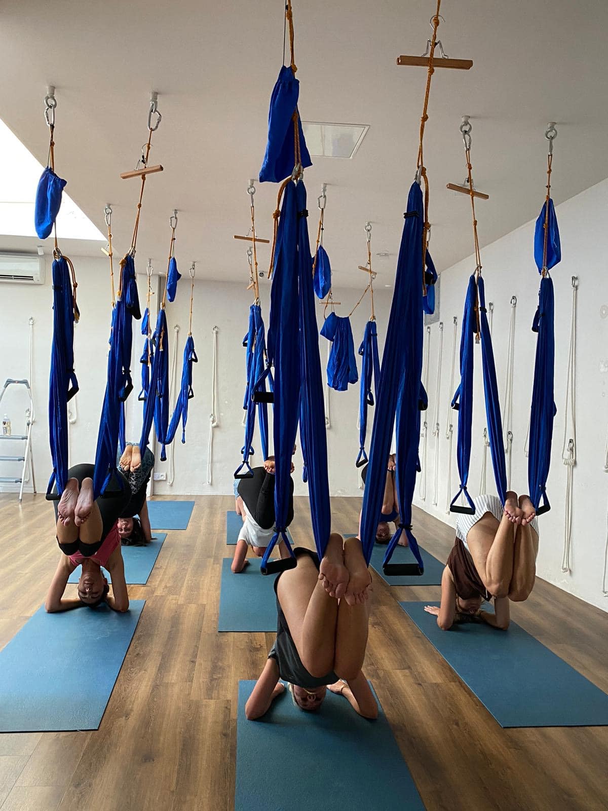 Séance de fly yoga en groupe au studio Inspire Yoga
