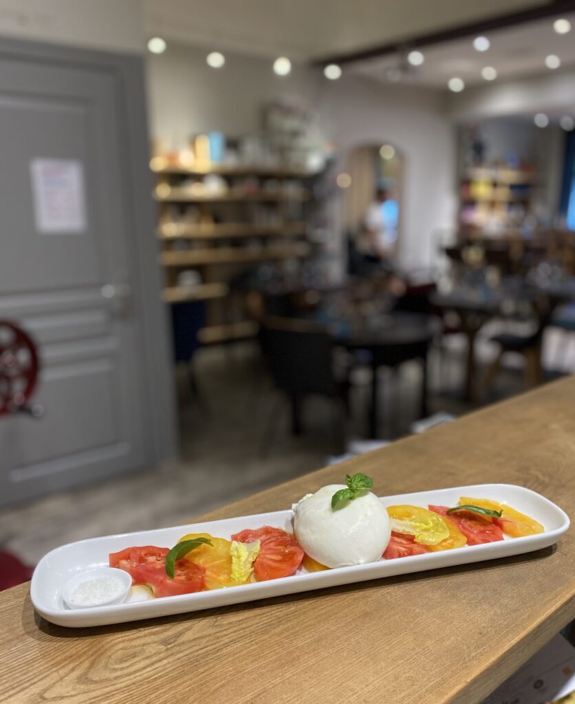 Burrata et tomates au restaurant L’Ardoise, à Gréoux-les-Bains