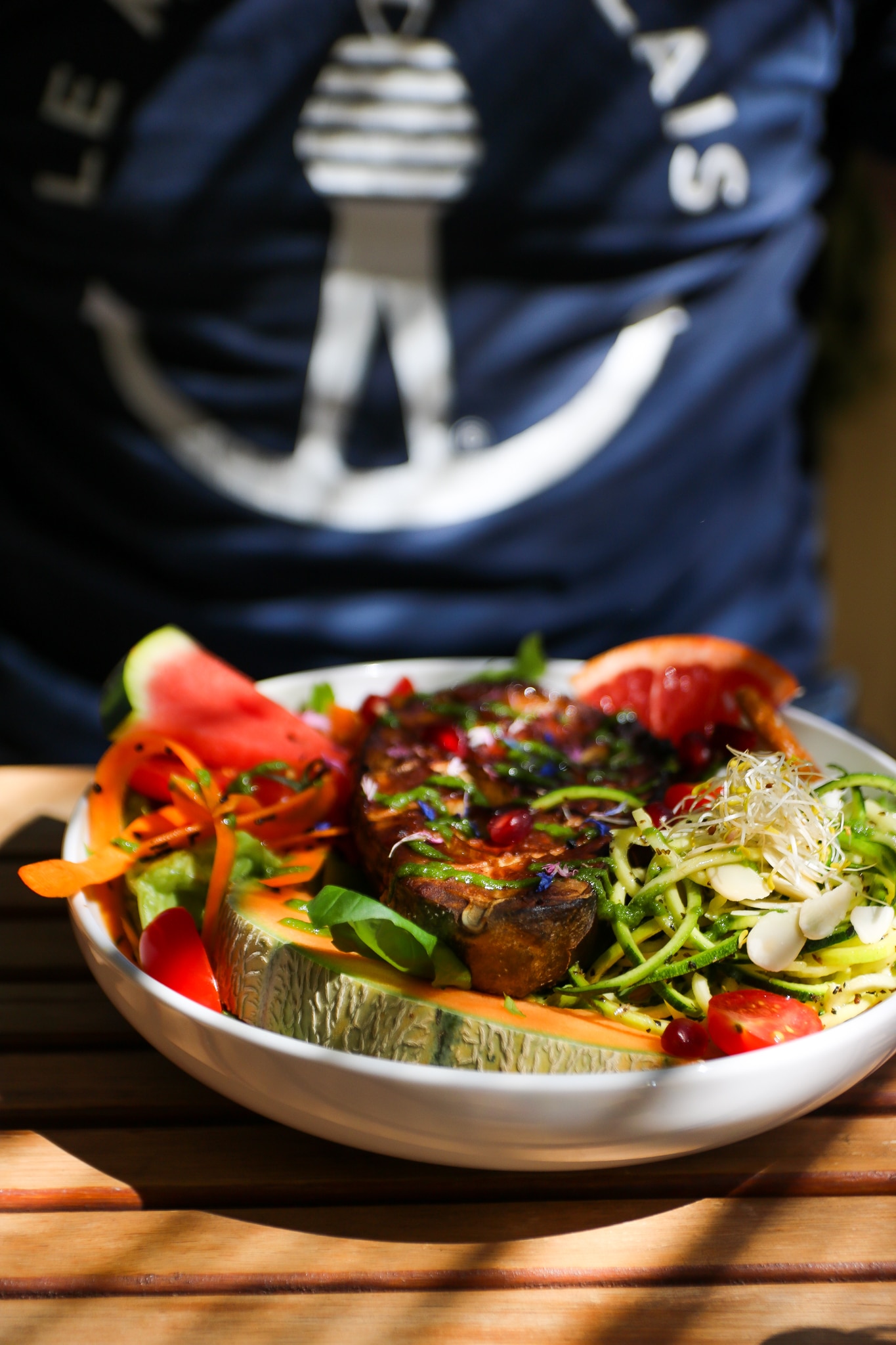 Assiette végétale colorée au Nusa Café, à Digne-les-Bains