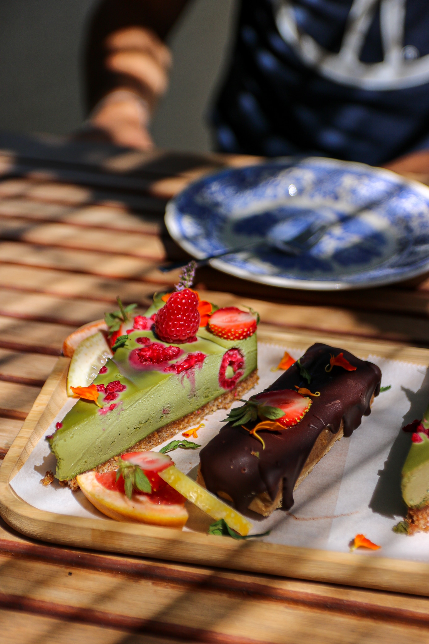 Gâteaux végétaux et fraises au Nusa Café