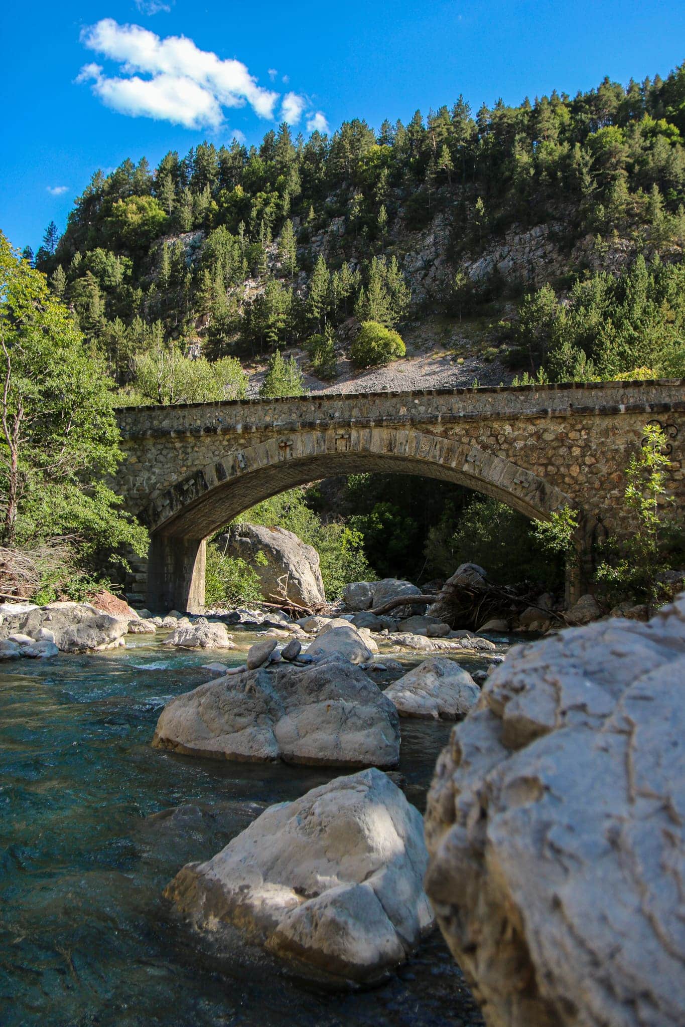 Pont en pierre et rivière des Clues de Barles