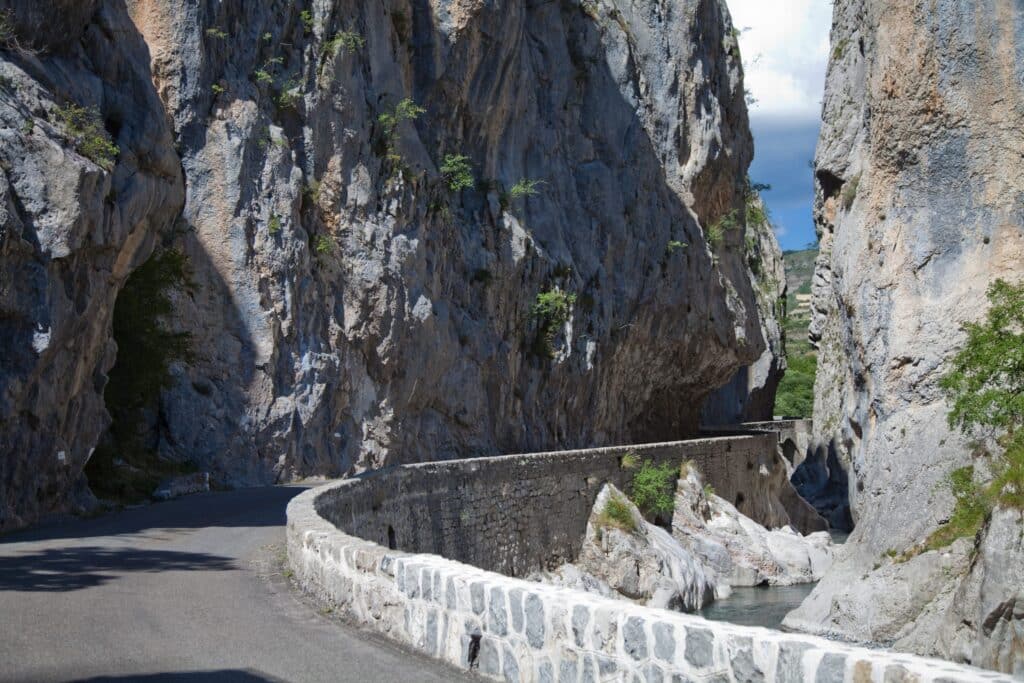 Route entre les falaises des Clues de Barles