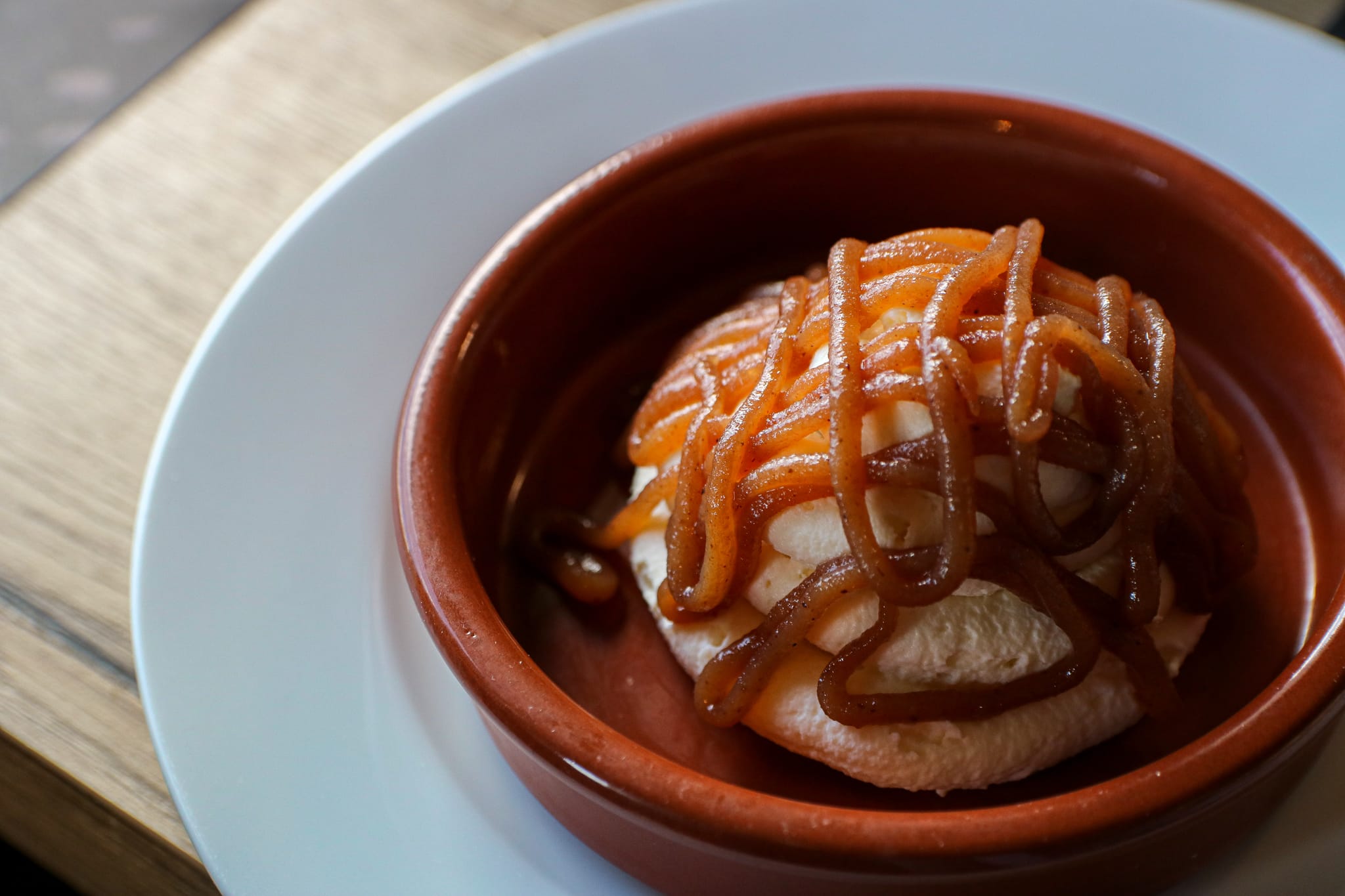 Dessert nappé de caramel servi dans une cassolette au restaurant l’Empreinte, à Saint-André-d’Olérargues