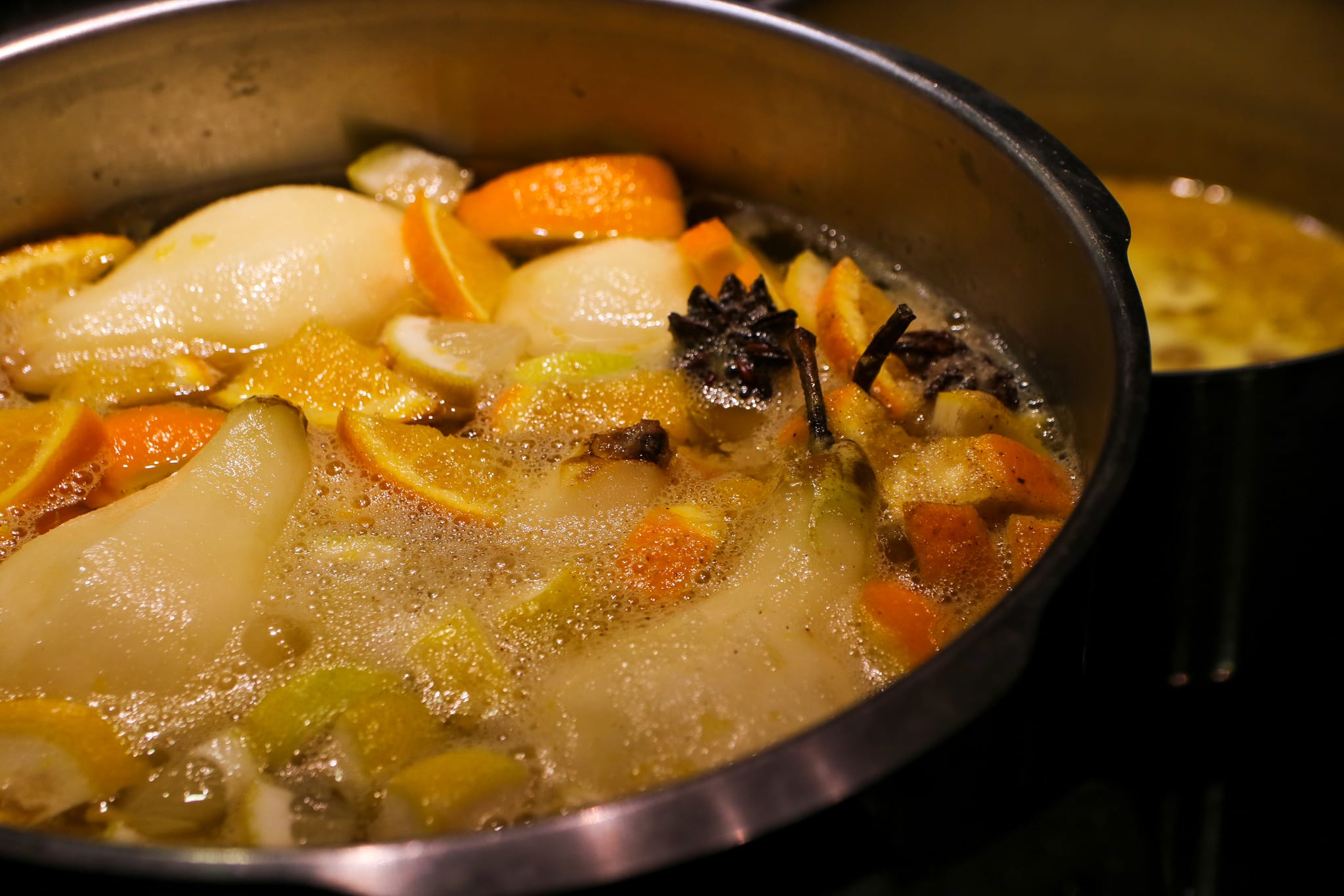 Poires pochées aux agrumes et à l’anis étoilé dans une casserole, au cours de cuisine de Delphine