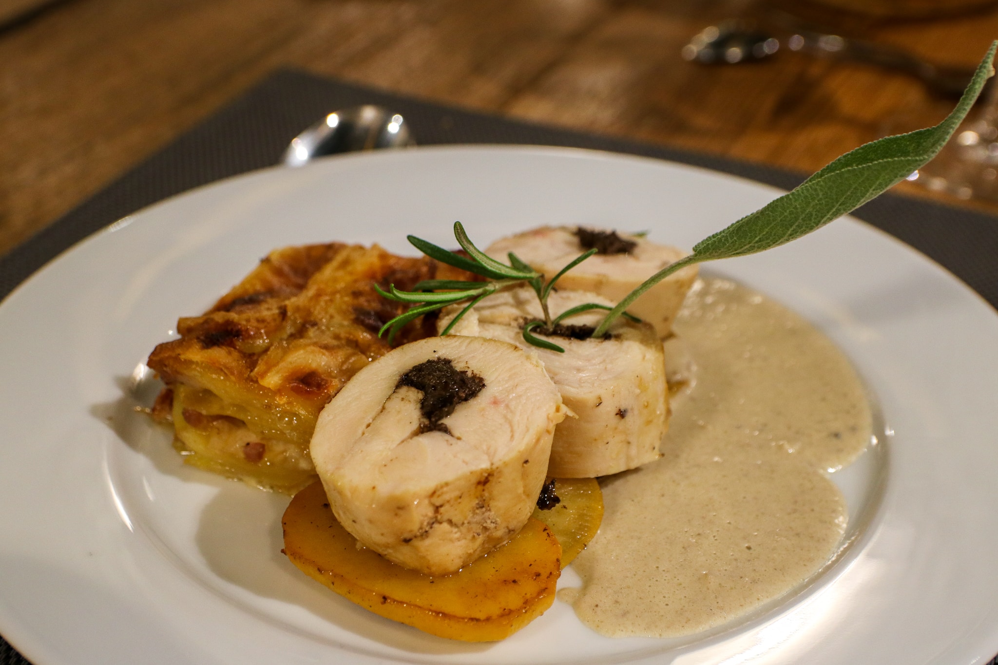 Volaille farcie, gratin et sauce préparés lors du cours de cuisine de Delphine au Domaine de Gressac