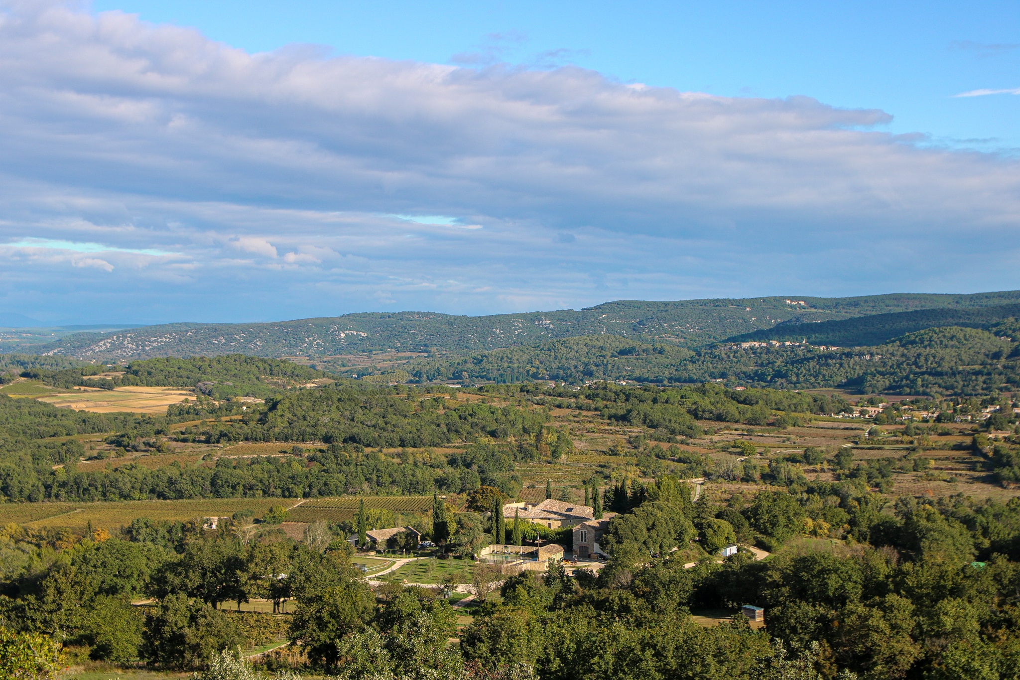 Panorama sur les collines boisées et les vignes de la Provence Occitane, dans le Gard