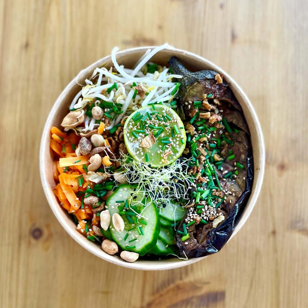 Bowl healthy aux légumes, cacahuètes et graines germées chez Hale Power Food, à Salon-de-Provence