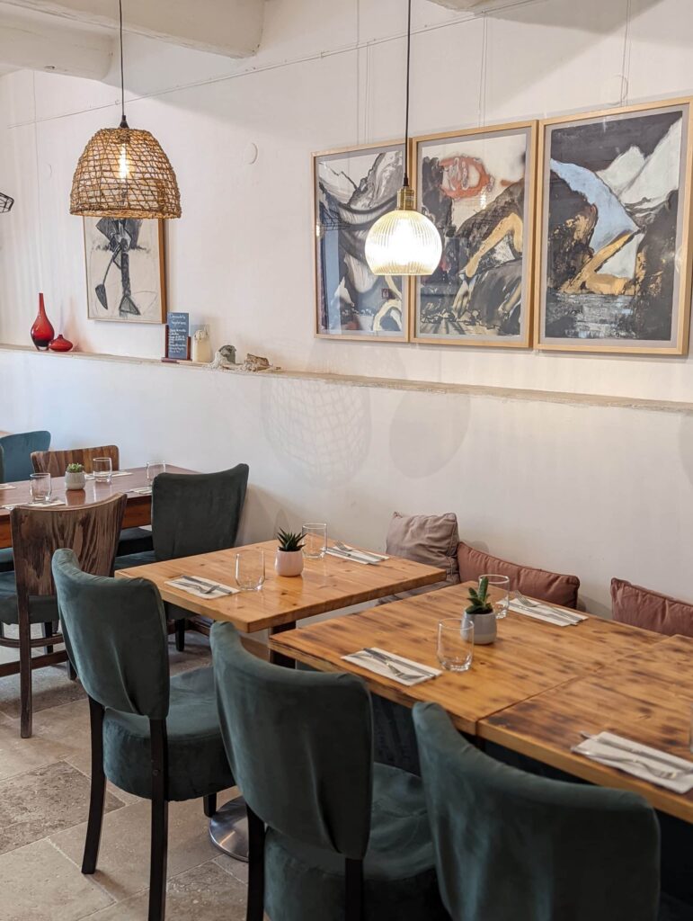 Salle du restaurant La Case à Palabres et ses tableaux, à Salon-de-Provence