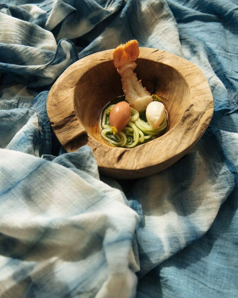 Bouchée servie dans un bol en bois chez Dan B, à Ventabren