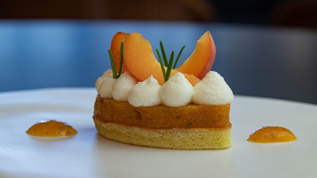 Tartelette aux abricots et crème au Mas de Bottero, à Saint-Cannat