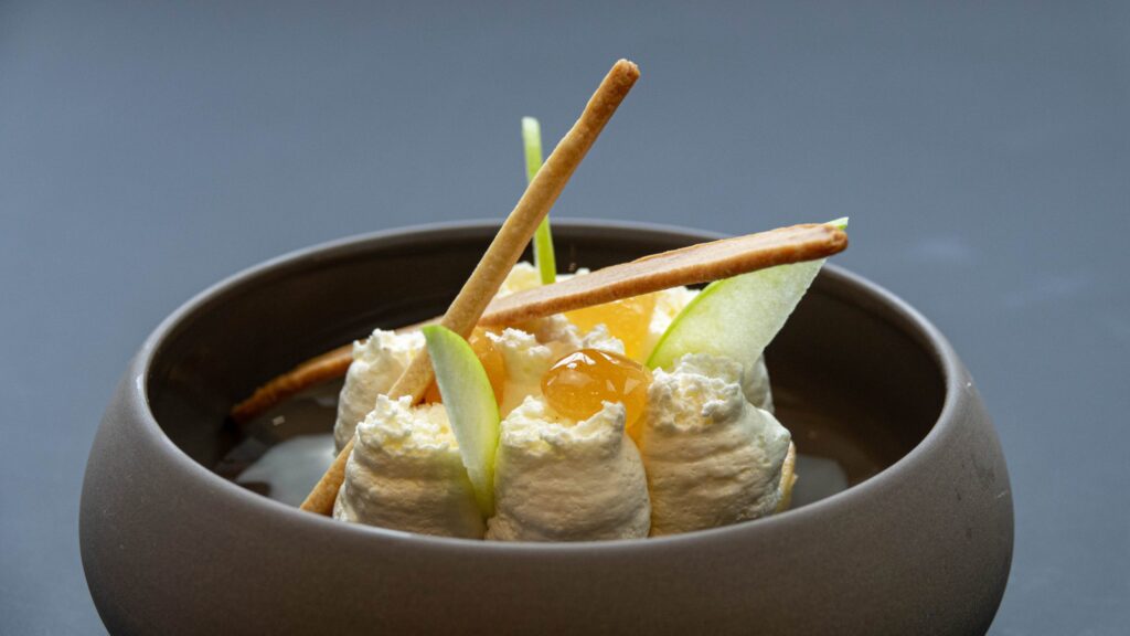 Dessert crémeux et tuile dans un bol en céramique au Mas de Bottero