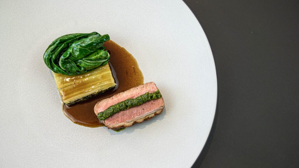 Viande rosée, millefeuille de légumes et jus au Mas de Bottero