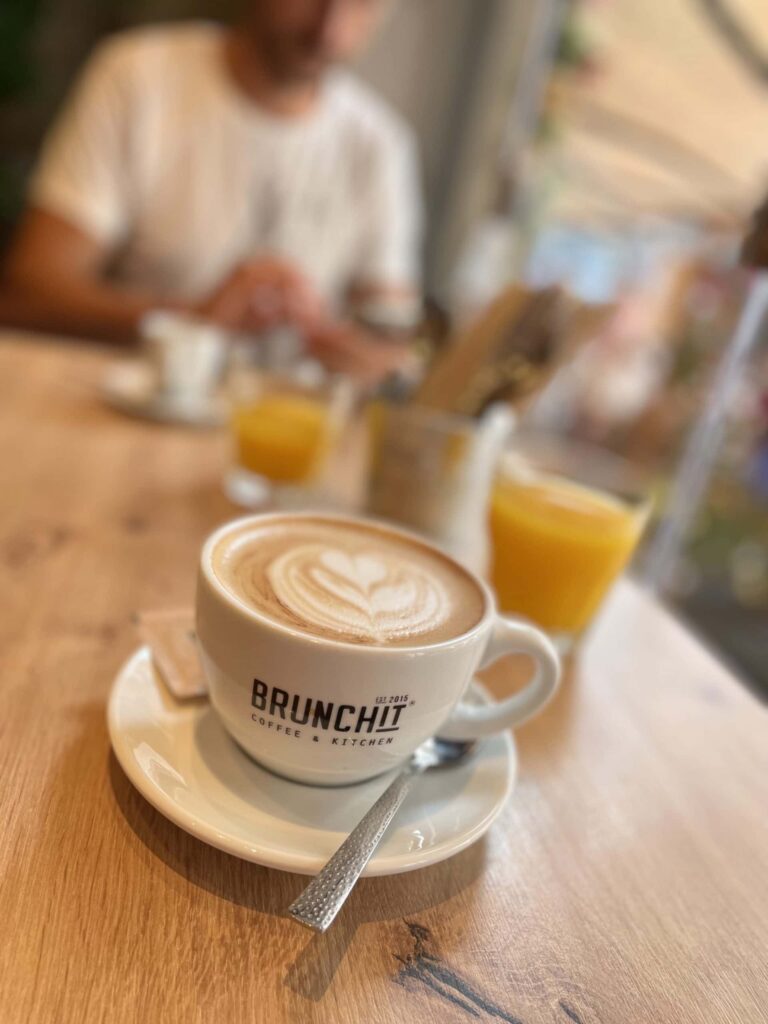 Cappuccino et jus d’orange au brunch, à Majorque