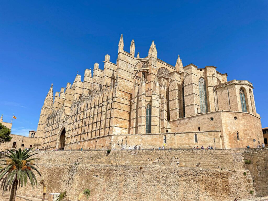 La cathédrale de Palma de Majorque sous un ciel bleu