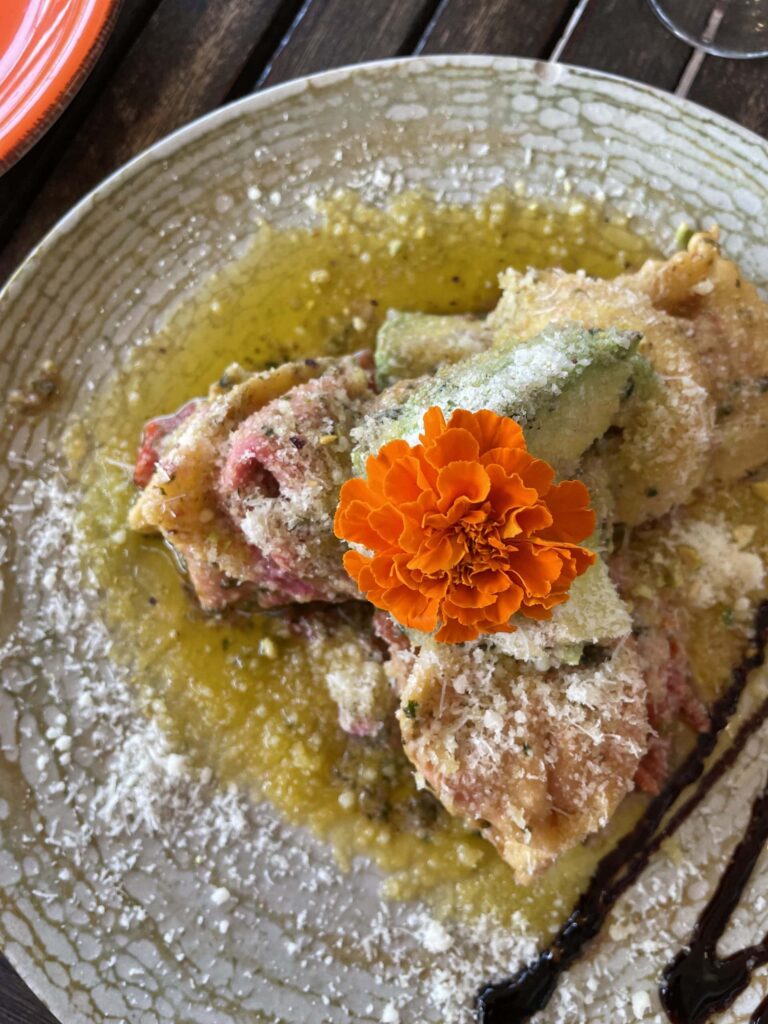 Raviolis et fleur de souci dans une assiette à Majorque