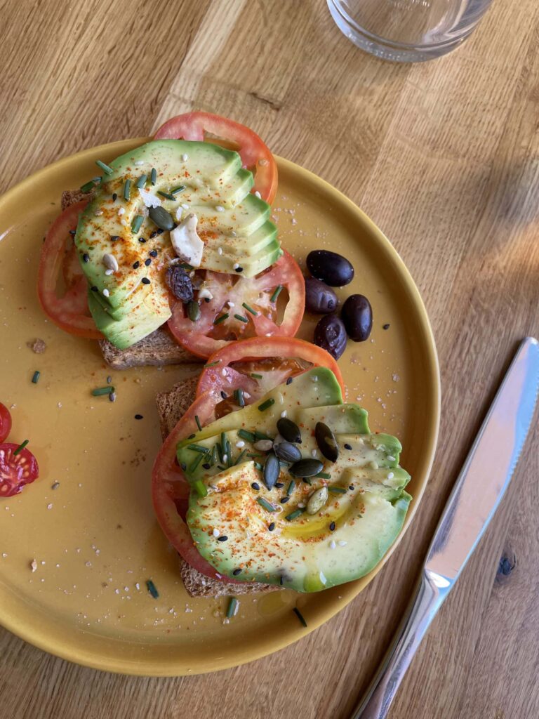 Tartines à l’avocat et tomate au petit-déjeuner, à Majorque