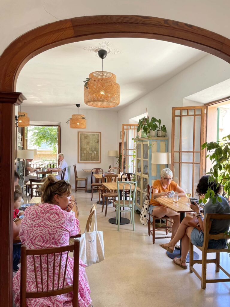 Salle lumineuse d’un café pour bruncher à Majorque