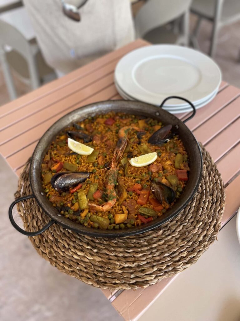 Paella aux fruits de mer servie dans sa poêle, à Majorque