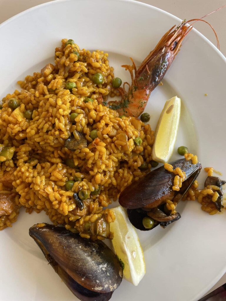 Assiette de paella aux moules et gambas, à Majorque