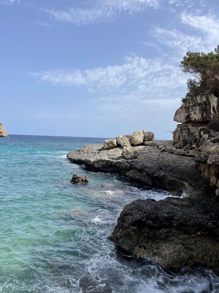 Rochers et mer turquoise sur la côte de Majorque
