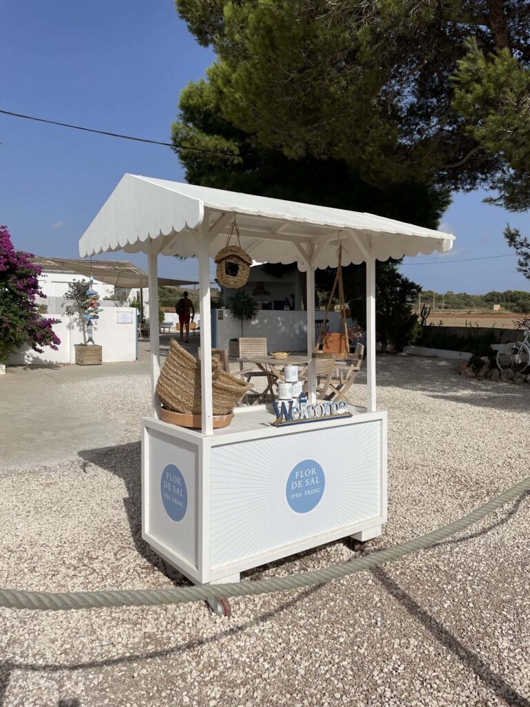 Petit kiosque blanc sous les pins, à Majorque