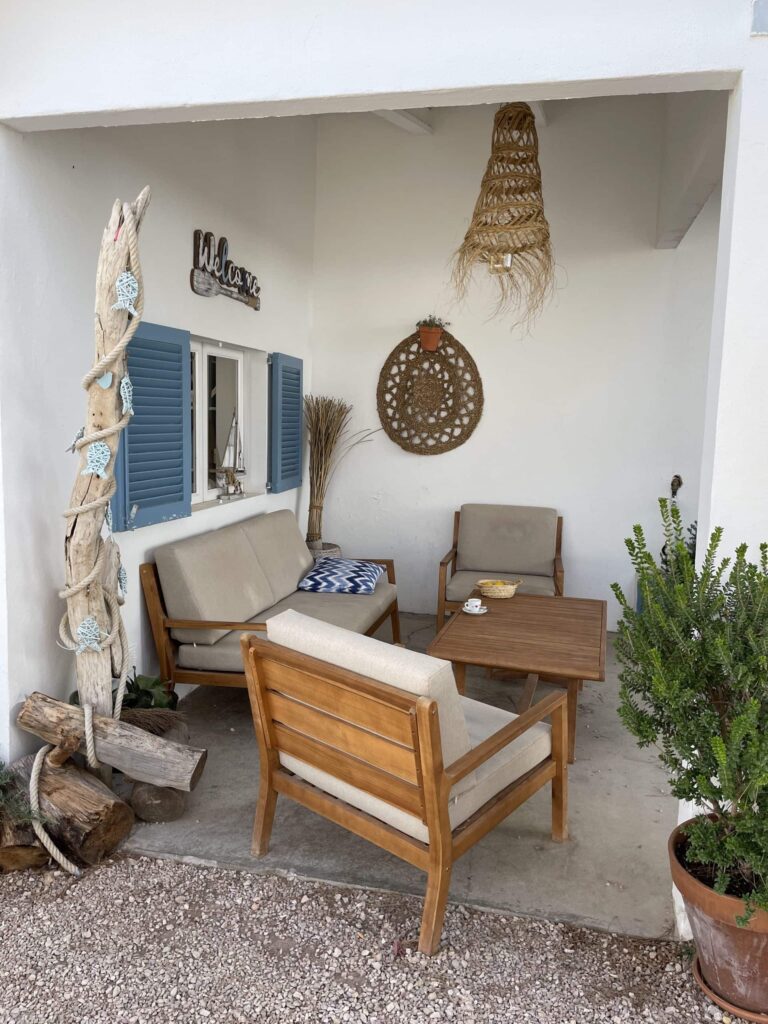 Coin salon en bois et volets bleus d’une boutique de Majorque