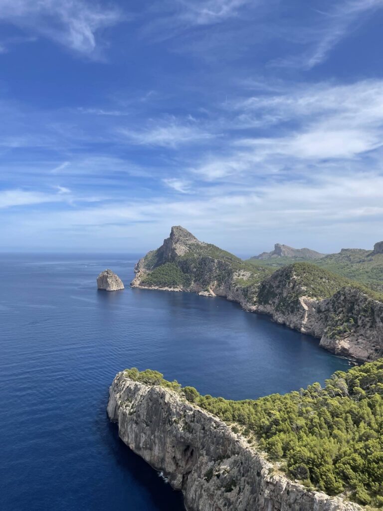 Les falaises du cap de Formentor vues du mirador Es Colomer, à Majorque
