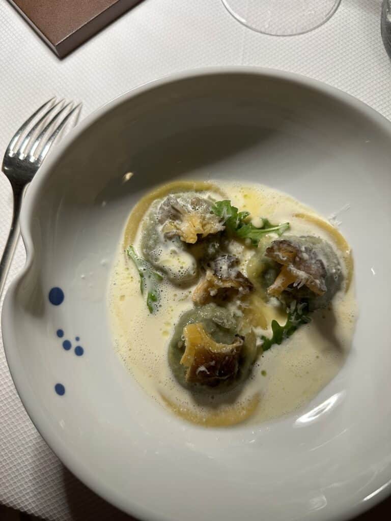 Ravioles dans une sauce crémeuse à l’Hostellerie de l’Abbaye de La Celle