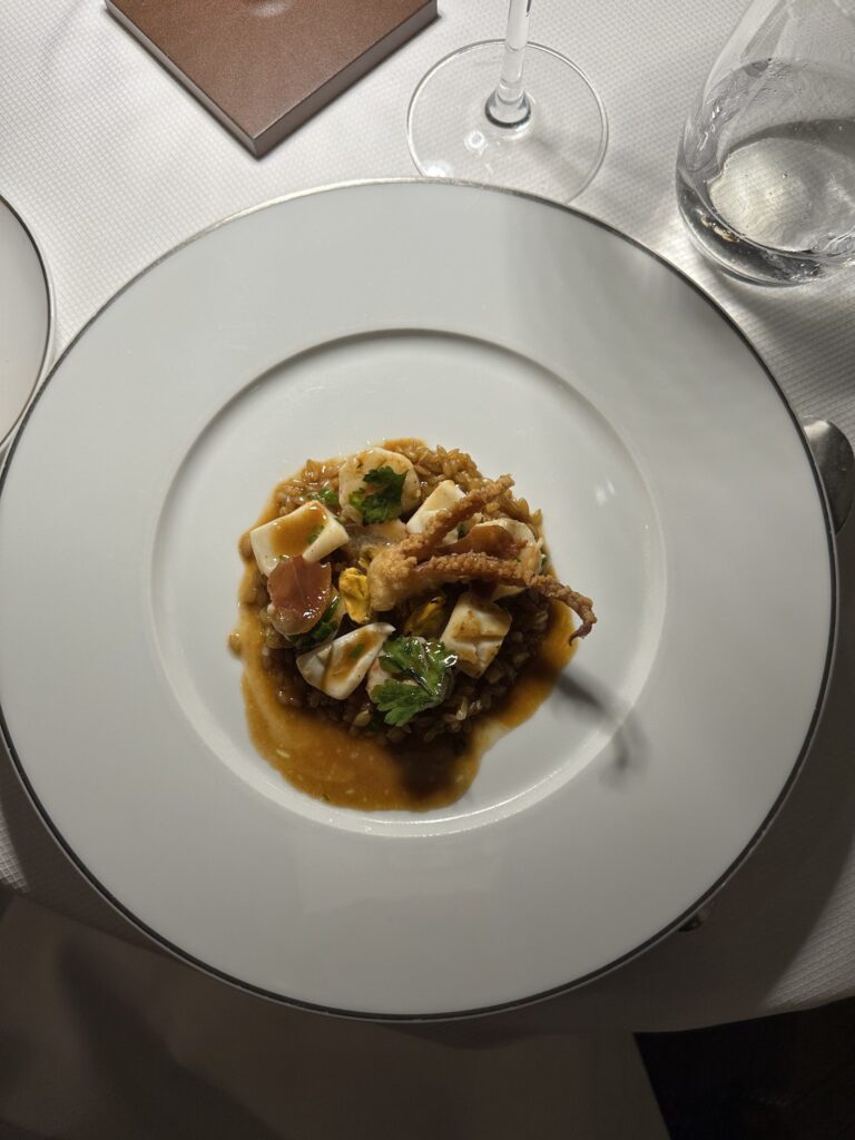 Plat gastronomique dans une assiette blanche à l’Hostellerie de l’Abbaye de La Celle