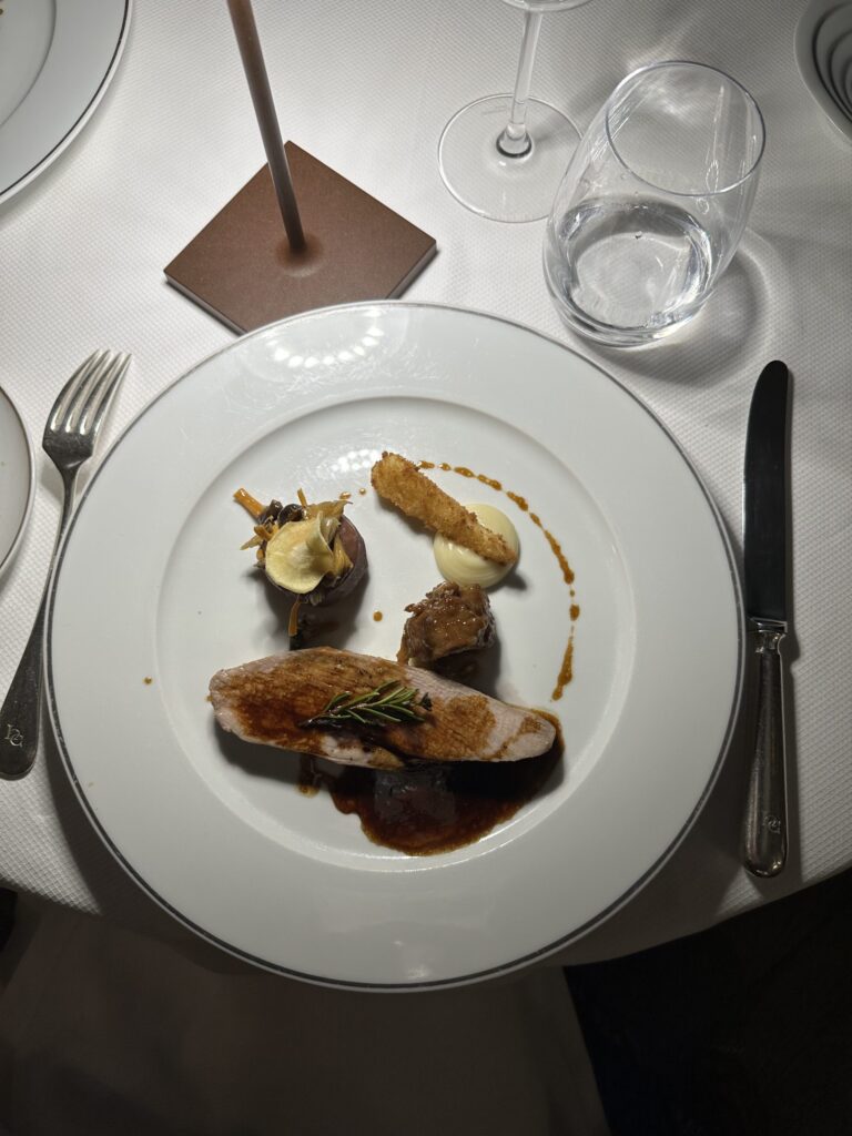 Viande et légumes nappés de jus à l’Hostellerie de l’Abbaye de La Celle