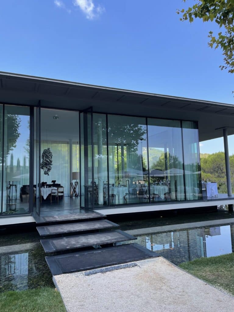 Le pavillon vitré du restaurant de Villa La Coste au-dessus d’un bassin, au Puy-Sainte-Réparade