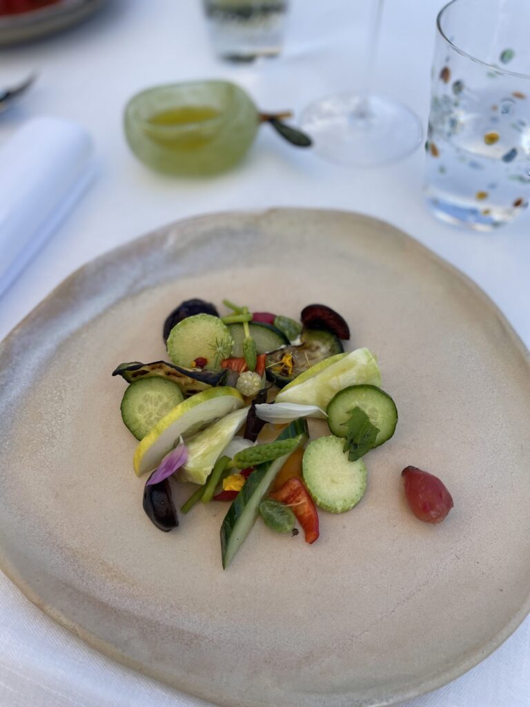 Légumes croquants dans une assiette en céramique à Villa La Coste