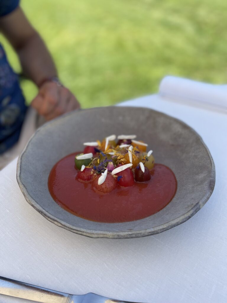 Velouté rouge et petits légumes servis à Villa La Coste