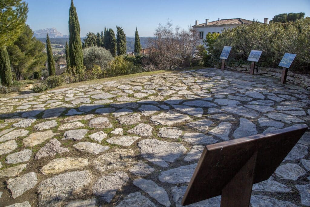 Esplanade pavée et panneaux du Terrain des peintres, à Aix-en-Provence